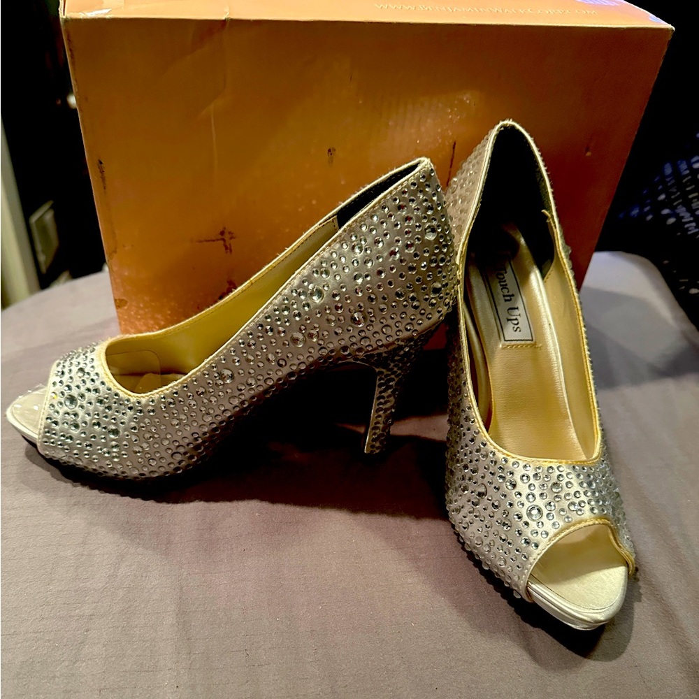 New, never worn Eliza 4006M Touch Ups pumps.